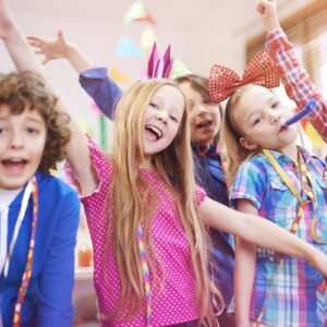 enfants qui chantent joyeux anniversaire