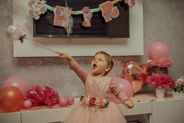 Belle fille de 2 ans fêtant son anniversaire en déguisement princesse