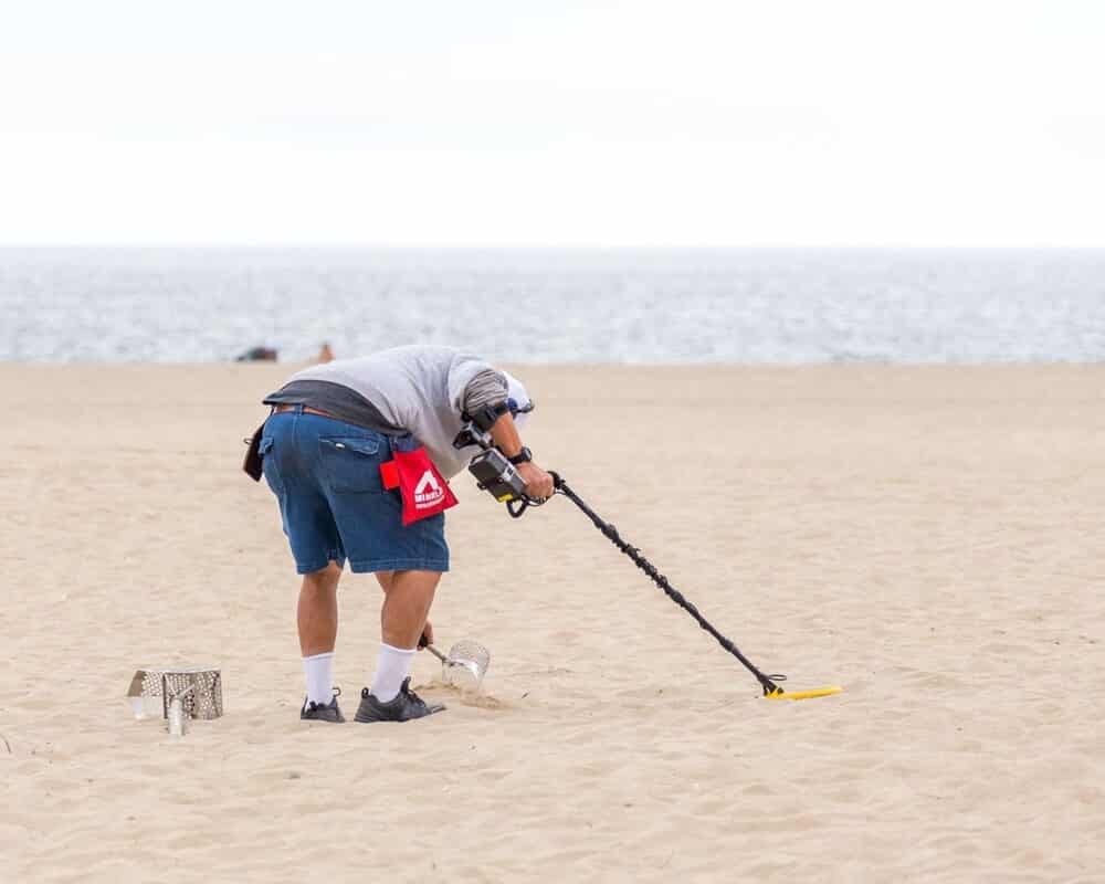 chasseur de trésor sur la plage