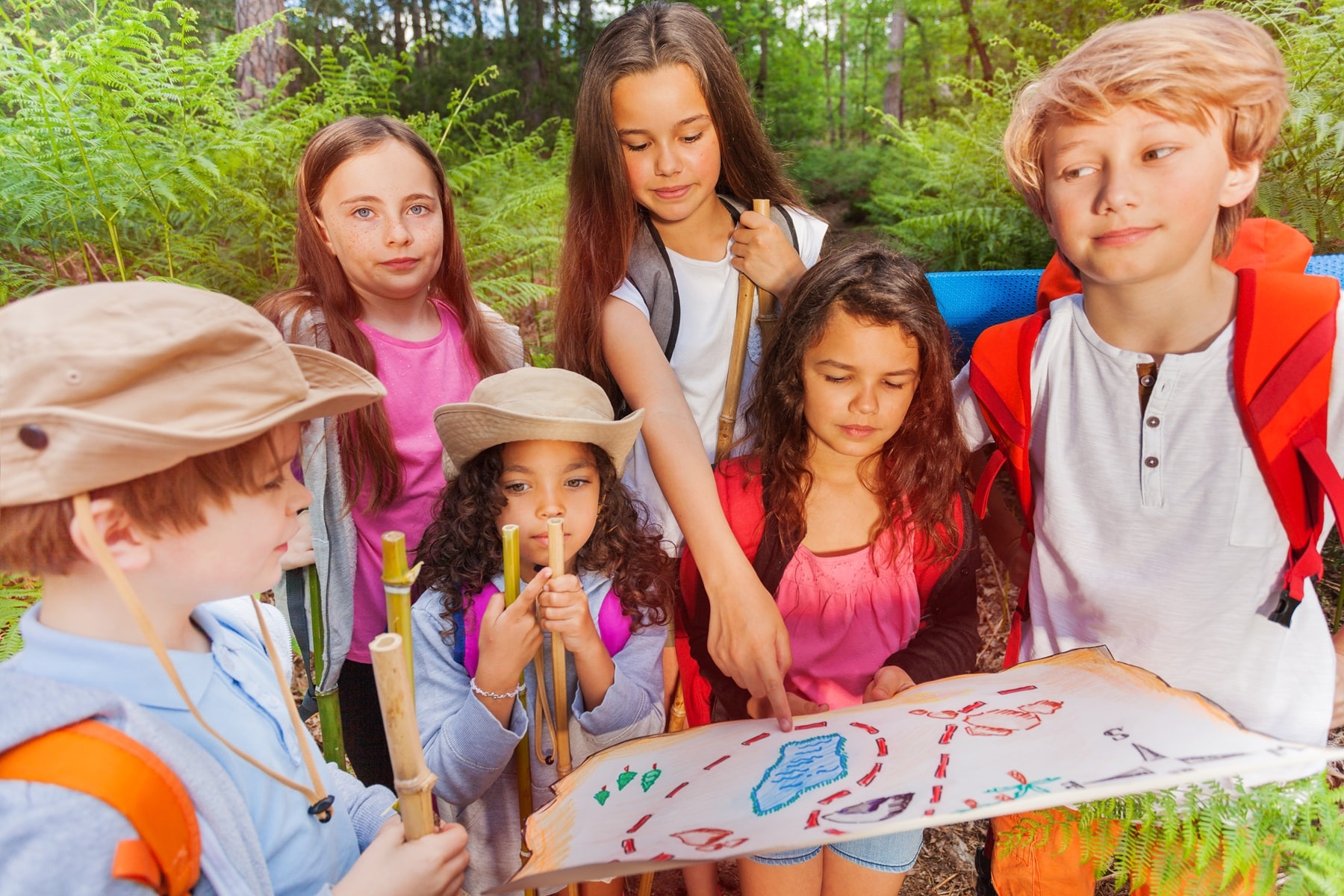 enfants qui participent à une chasse au trésor